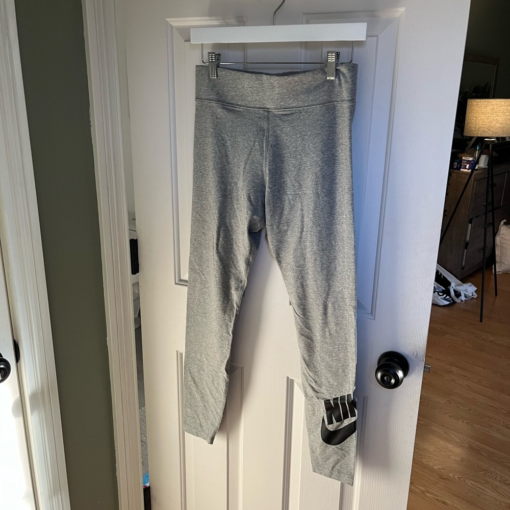 NWOT Nike Leggings Tight Fit Regular Length Medium
